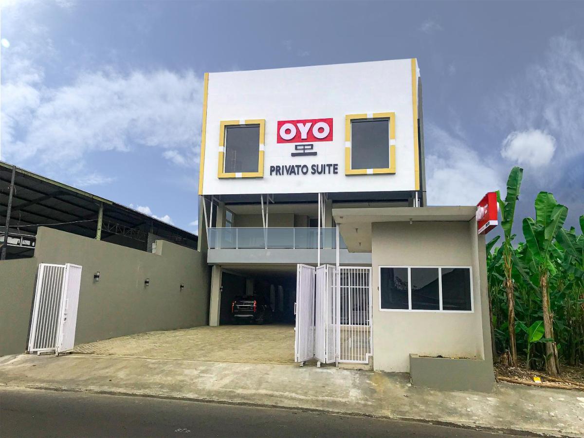 Oyo 2816 Privato Suite Kembaran Εξωτερικό φωτογραφία